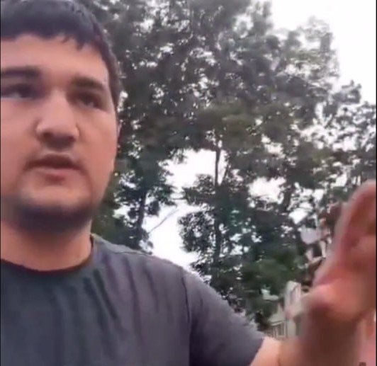 Мигрант устроил скандал на парковке. Фото: скриншот видео телеграм-канал Русские грамоты.