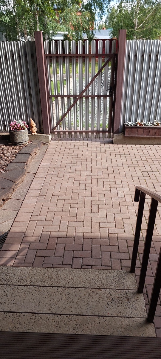 Вид с террасы на калитку. Облагораживание ступеней в планах