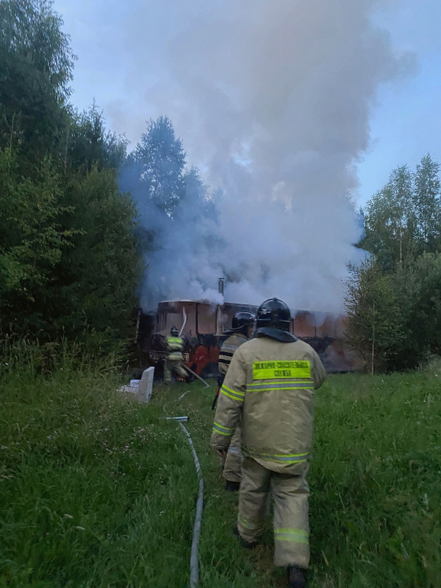    «Превратился в кусок обугленного металла». В Кировской области сгорел глэмпинг в виде автобуса