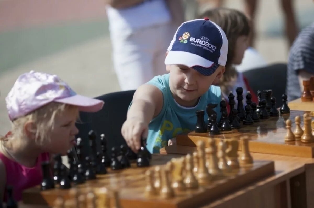    На огромной доске на Дворцовой площади Петербурга сыграют в «живые» шахматы