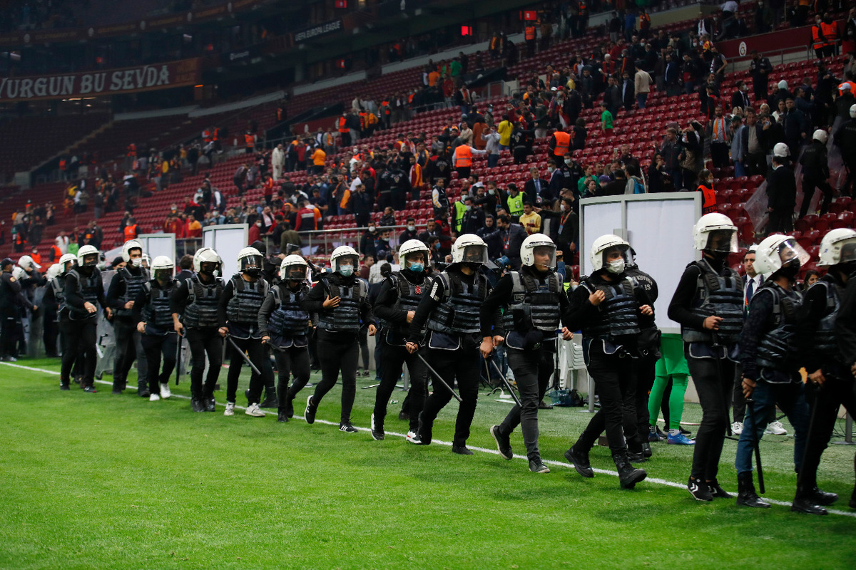    В Стамбуле полиция успокаивала фанатов, и готова была вмешаться в разборки футболистов. Фото: Reuters