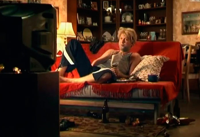 Любителей ТВ зачастую ничего больше не интересует. Фото: кадр из видео