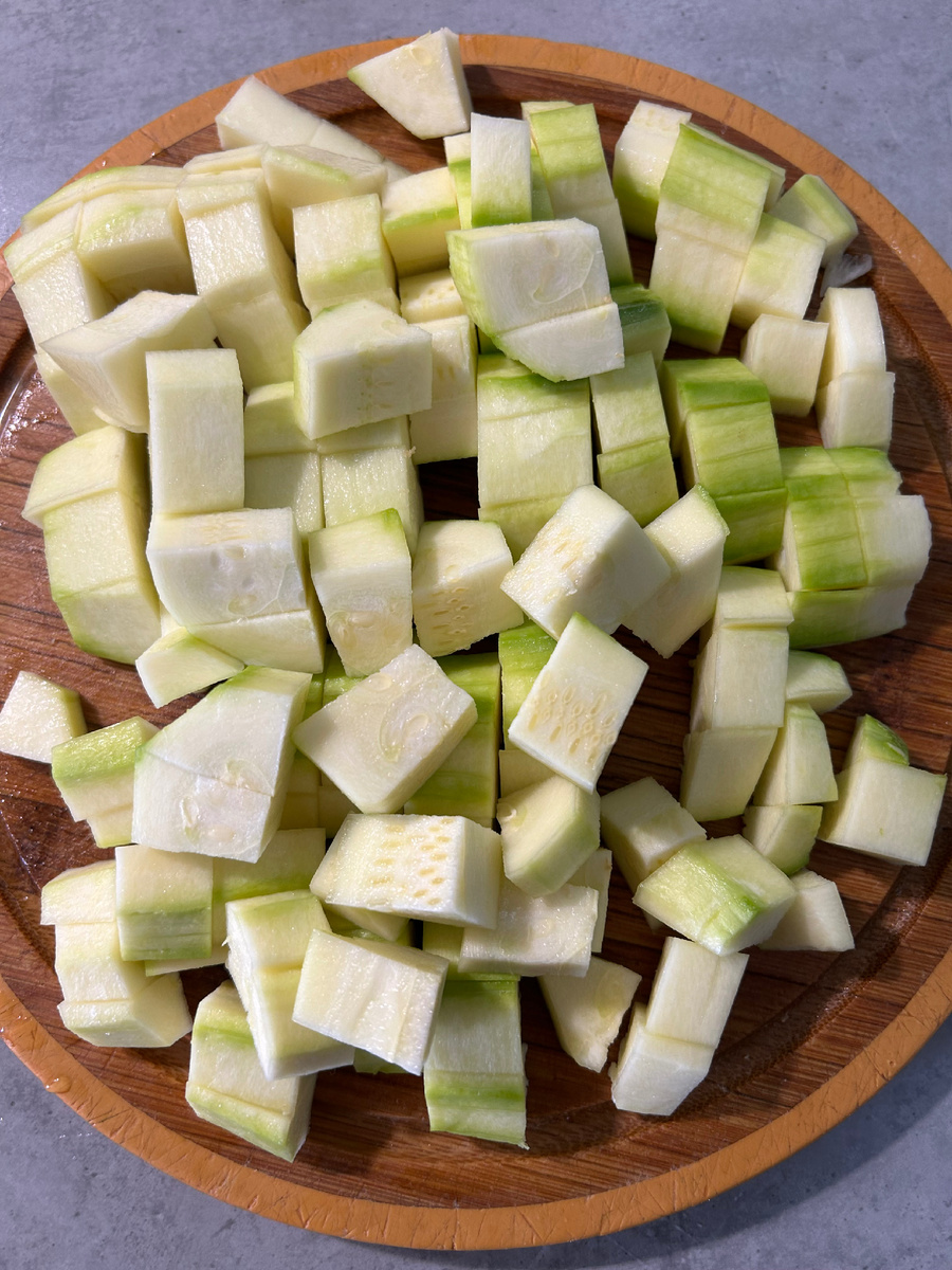 Далее добавляем нарезаный кубиками кабачок. У меня 2 маленьких кабачка. 