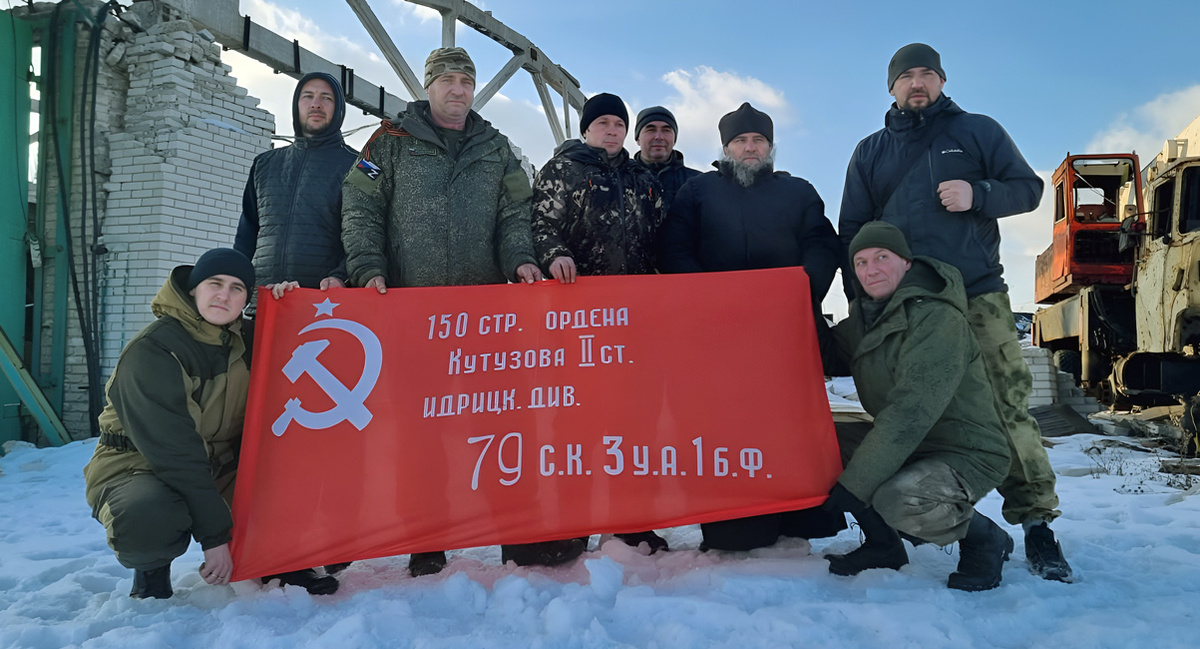 Отец Александр вместе с бойцами 301-го стрелкового батальона 2-го корпуса Народной милиции ЛНР