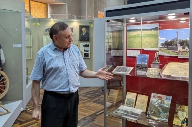    Историк Алексей Тельнов рассказывает о скульптуре Самсона в Петергофе. Фото:  АиФ/ Анна Буркун