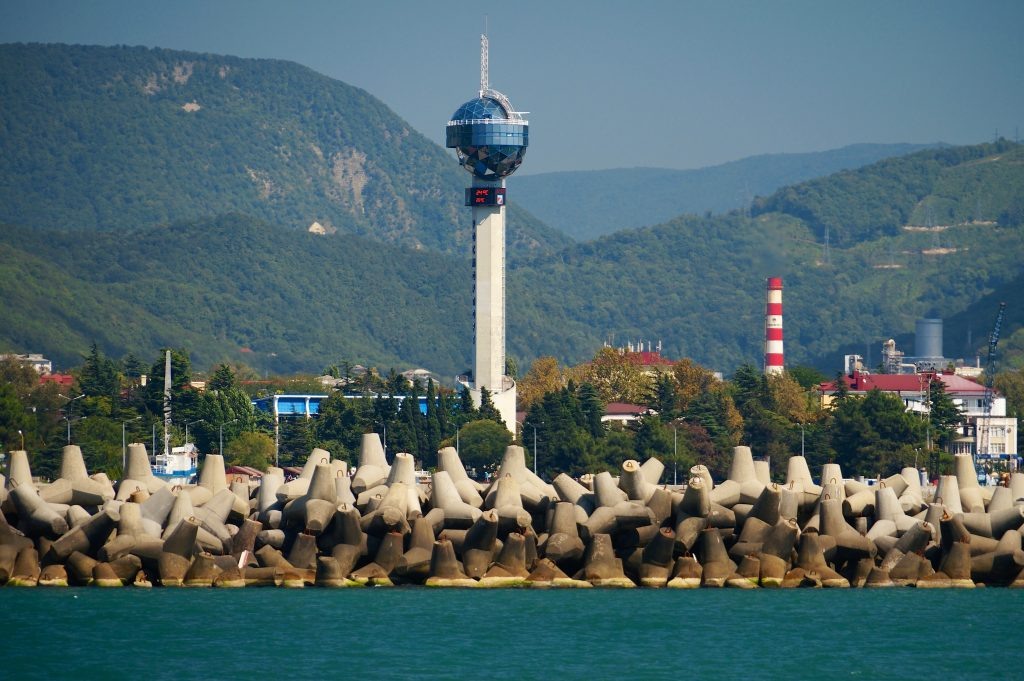 Башню Росморпорта в Туапсе видно почти отовсюду, но пейзаж она не портит