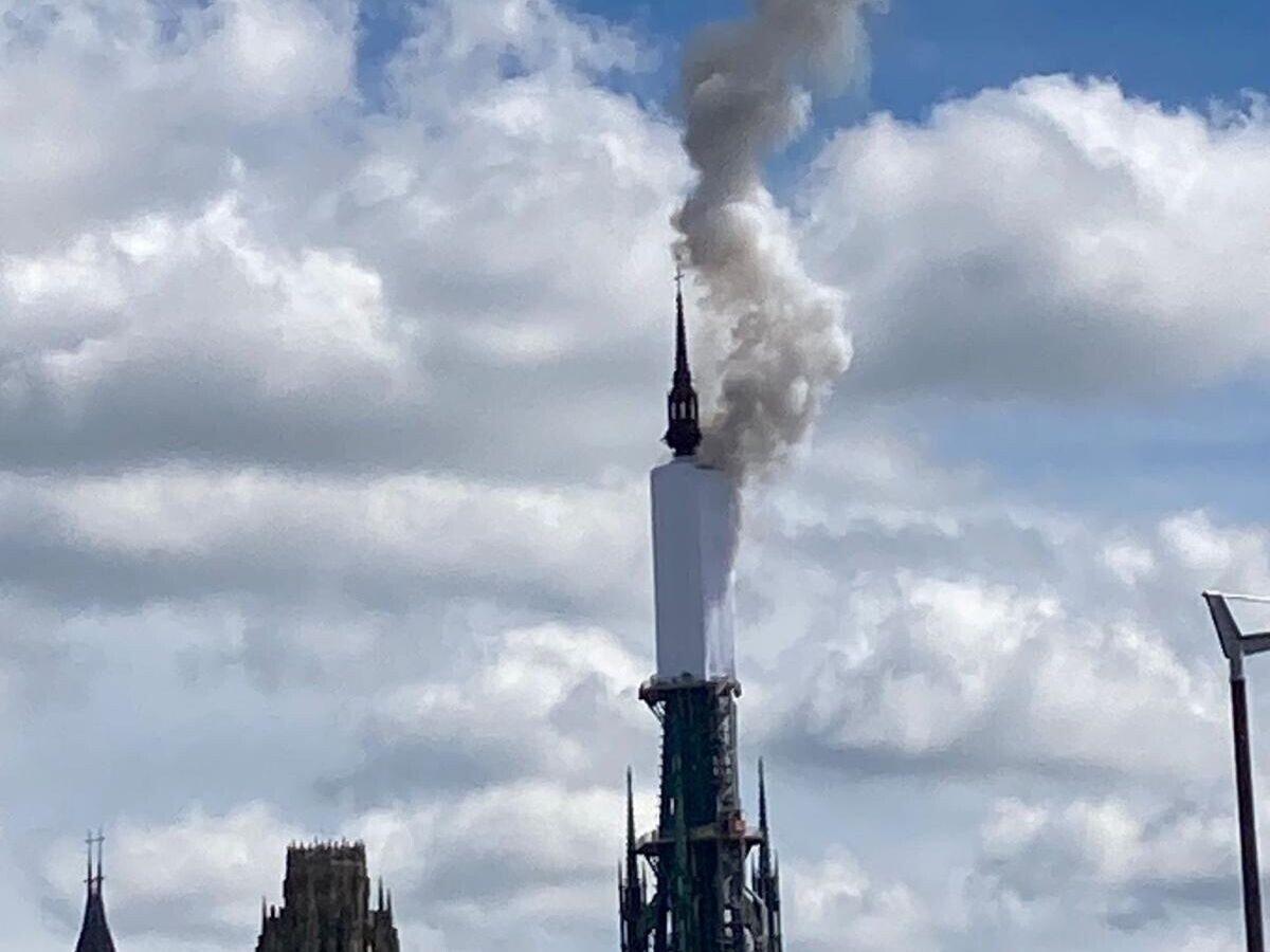    Шпиль Руанского собора, охваченный огнем © Фото : Nicolas Mayer-Rossignol/X