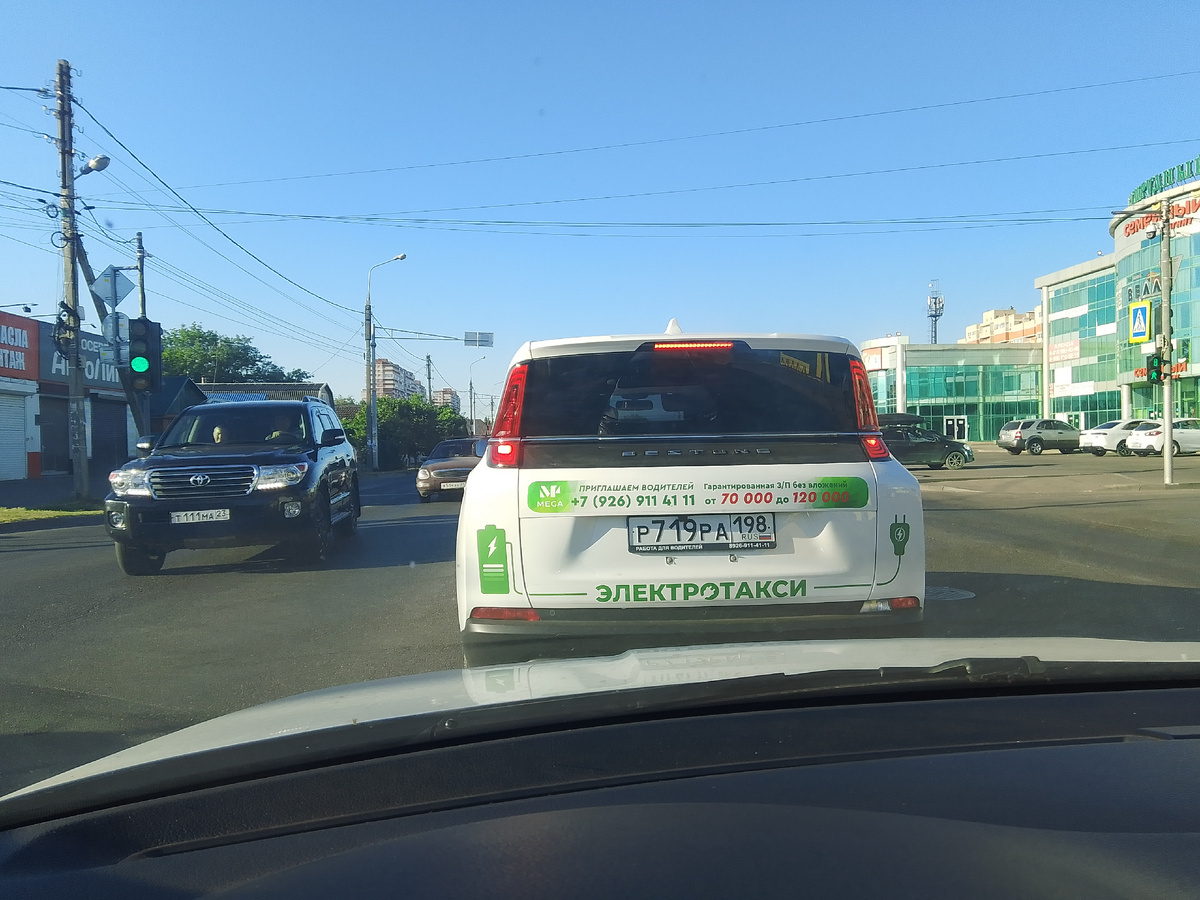 Номер телефона на задней двери автомобиля. Плачу сейчас за фольсваген поло 2020 года. 1950 ₽. Что тот будет стоить, надо позвонить узнать.