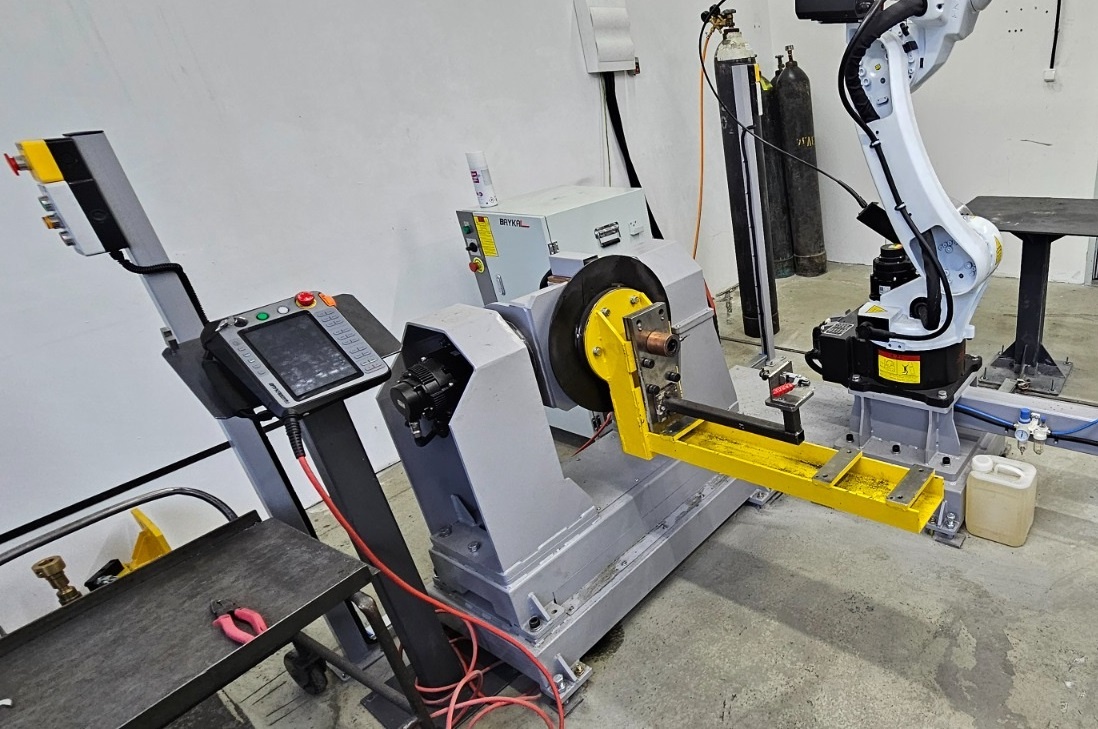 Например, этого замечательного сварочного робота.