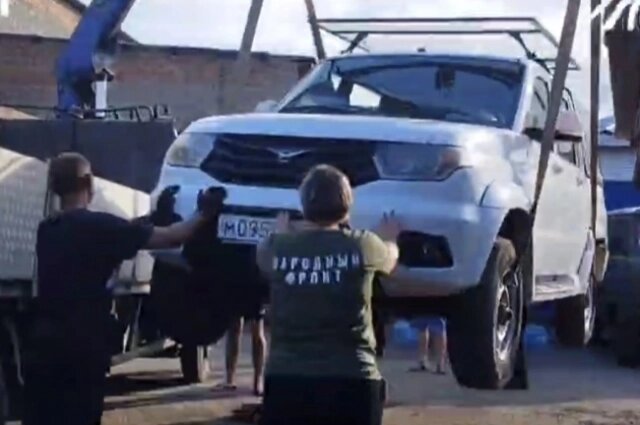    Процесс погрузки. Фото: Народный фронт в Хакасии