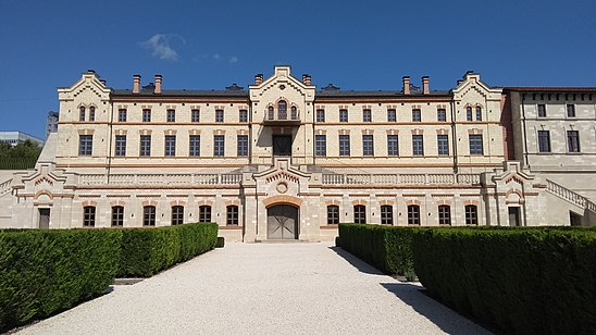 Винодельня семьи Мими. Фото с сайта https://ru.wikipedia.org/wiki/Замок_Мими. Взято из Яндекс.Картинки