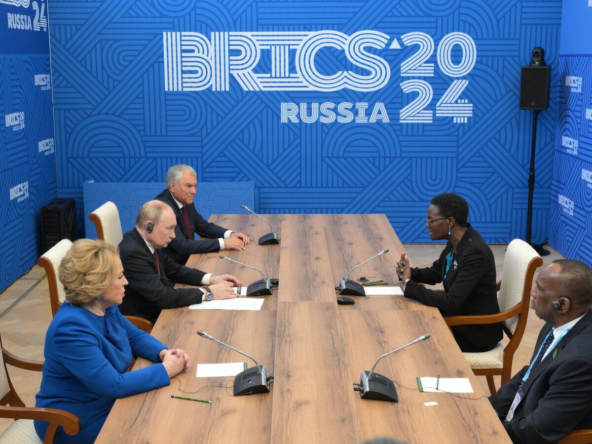    Президент РФ Владимир Путин во время встречи с председателем Межпарламентского союза, председателем Национального собрания Танзании Тулией Эксон© Фотохост-агентство brics-russia2024.ru