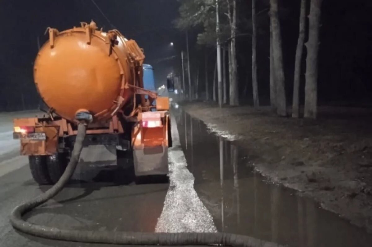    Мэр Омска поручил УДХБ оперативно откачивать воду на улицах города