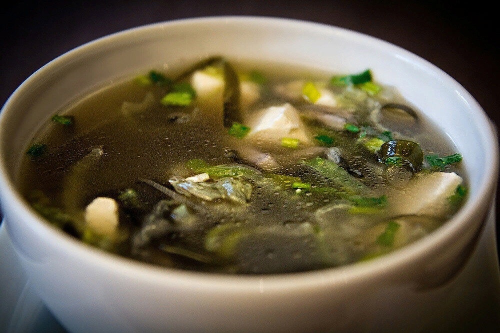 БОРЩ МЯСНОЙ ЗЕЛЕНЫЙ С МОРСКОЙ КАПУСТОЙ