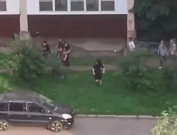 Толпа открыла стрельбу в Челябинске и избила тринадцатилетнего подростка. У школьника сотрясение мозга. Около пятнадцати пацанов беспределили на улице 40-летия Победы.