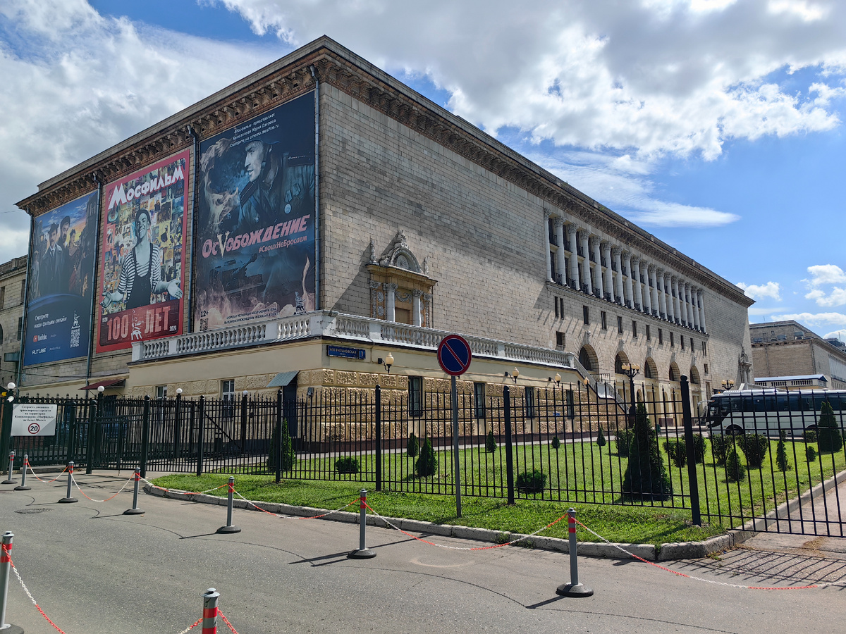 Около бюро пропусков