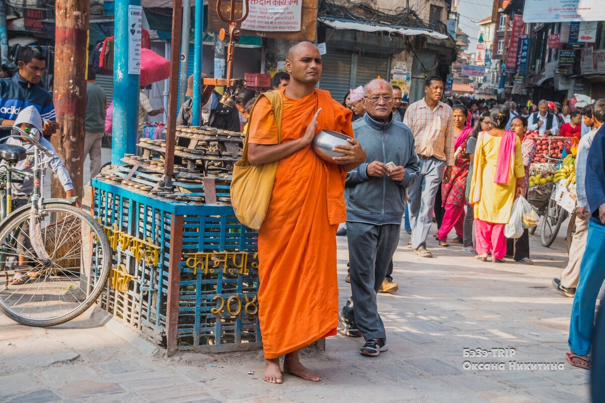 Считается, что монах должен быть воплощением нравственности, аскетизма и добродетели. Он обязан направлять обычных людей на путь истины, разъяснять сложные моменты и давать наставления в Дхарме.