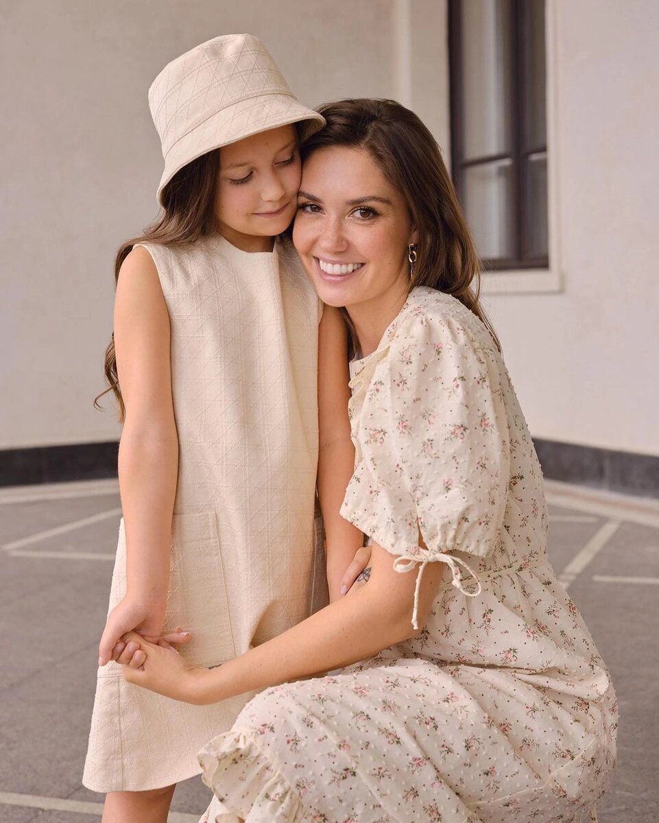    Агата Муцениеце с дочерью