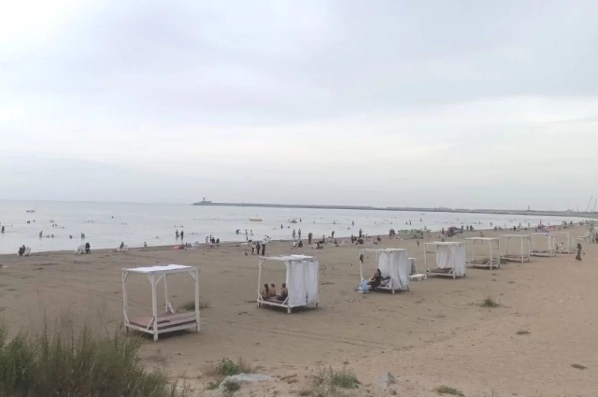    На дагестанском побережье Каспия многие женщины остаются в хиджабах.