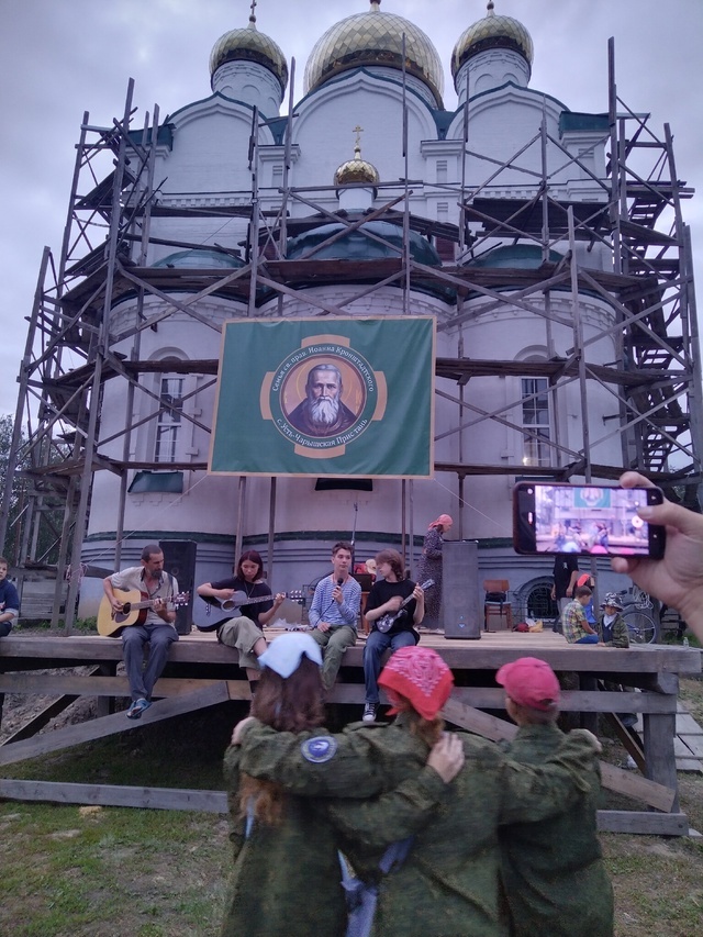 Фото со страницы в социальной сети "В контакте" участницы Крестного хода.