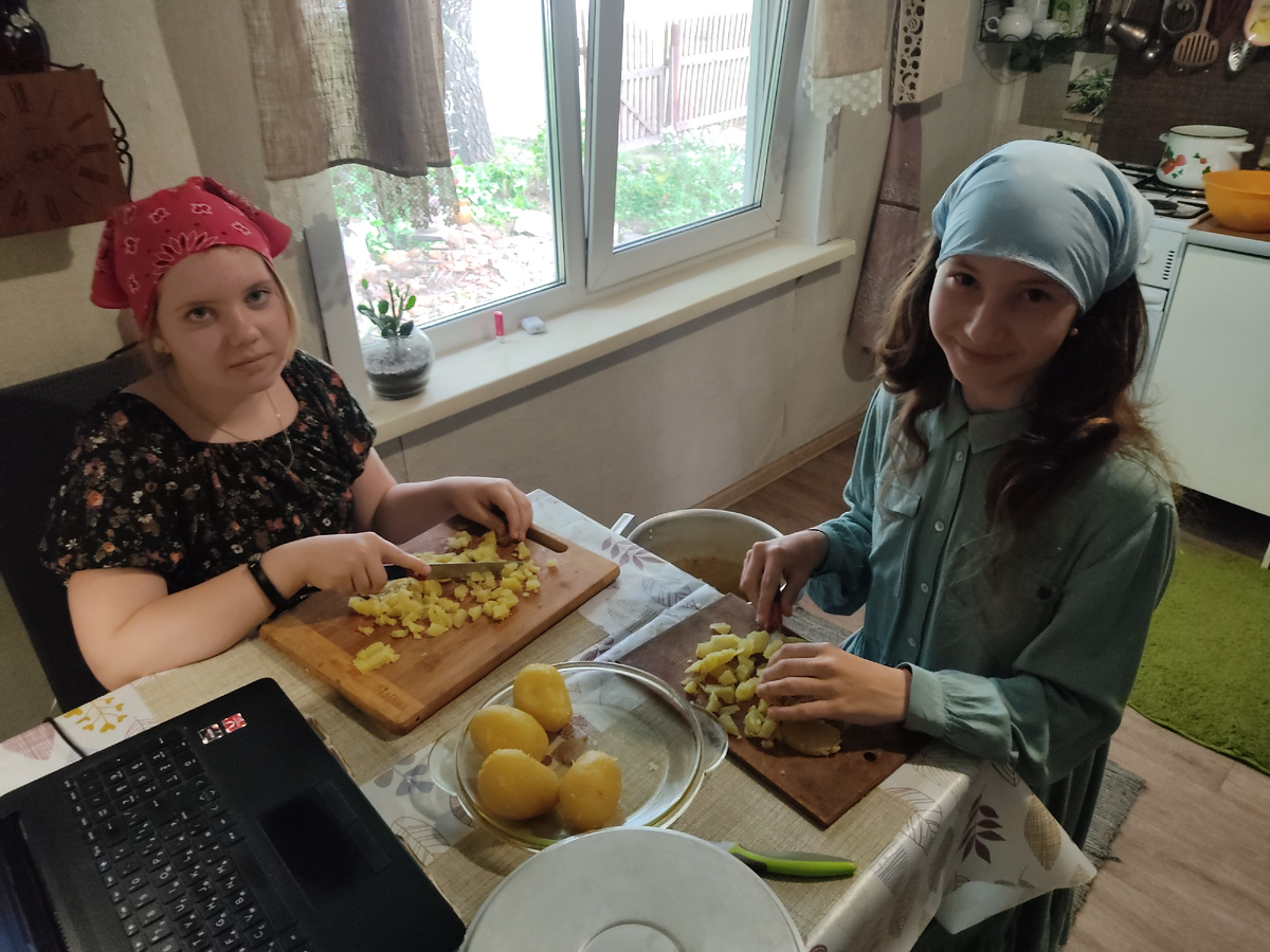 Девочки помогли сделать окрошку для крестоходцев и выполнили несколько хозяйственных поручений.