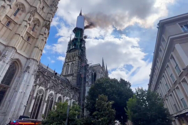 Во Франции загорелся шпиль Руанского собора. Пожар начался во время строительных работ на высоте 120 м.