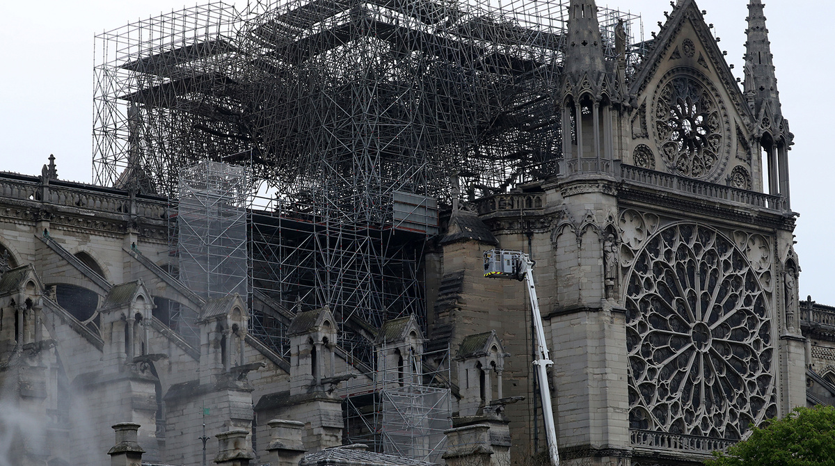 Последствия пожара в соборе Нотр-Дам-де-Пари в Париже, 16 апреля 2019 года    📷