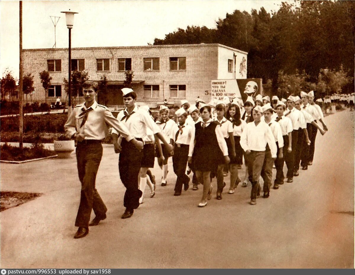 Пионерский лагерь "Светлячок" 1969и– 1970 г. под Рузой. Источник: https://pastvu.com/p/996553.