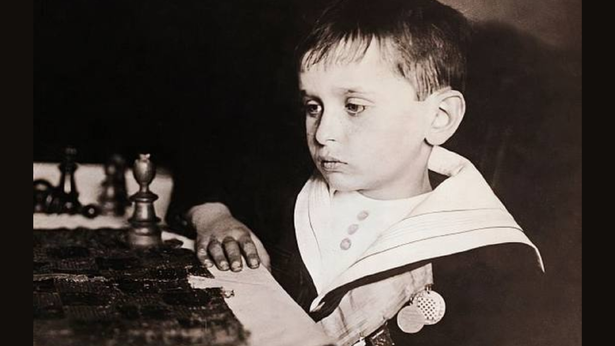 Здесь гениальному шахматисту 8 лет. Источник фото: club.berkovich-zametki.com