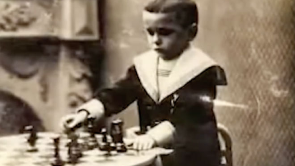 Решевский с 4 лет начал играть в шахматы. А когда ему было 5 лет, уже обыграл сильнейших шахматистов Озоркува. Источник фото: trendymen.ru