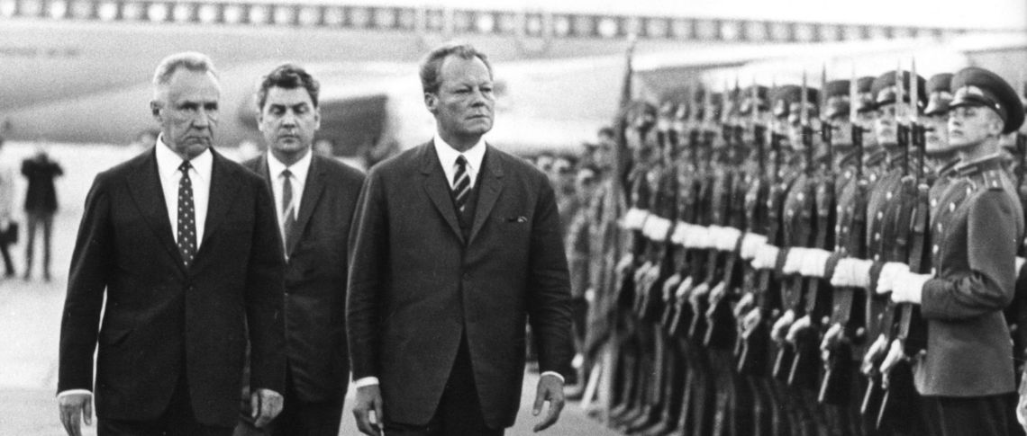 Канцлер Германии Вилли Брандт (справа) со своим советским коллегой, премьер-министром Алексеем Косыгиным, после его прибытия в Москву 11 августа 1970 года. Днем позже был подписан Московский договор, являющийся частью ослабления напряженности с Востоком, предусмотренного Ostpolitik.