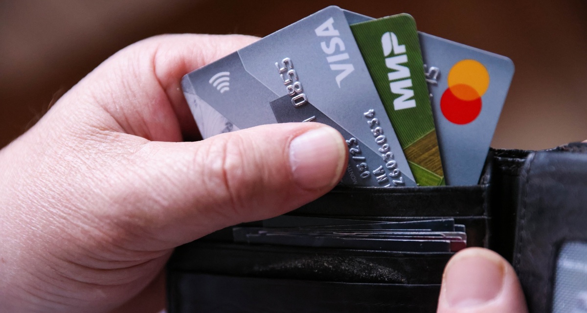 Оформление кредитных карт на имя добропорядочных граждан является одним из распространенных мошеннических приемов. В публикации Банки.
