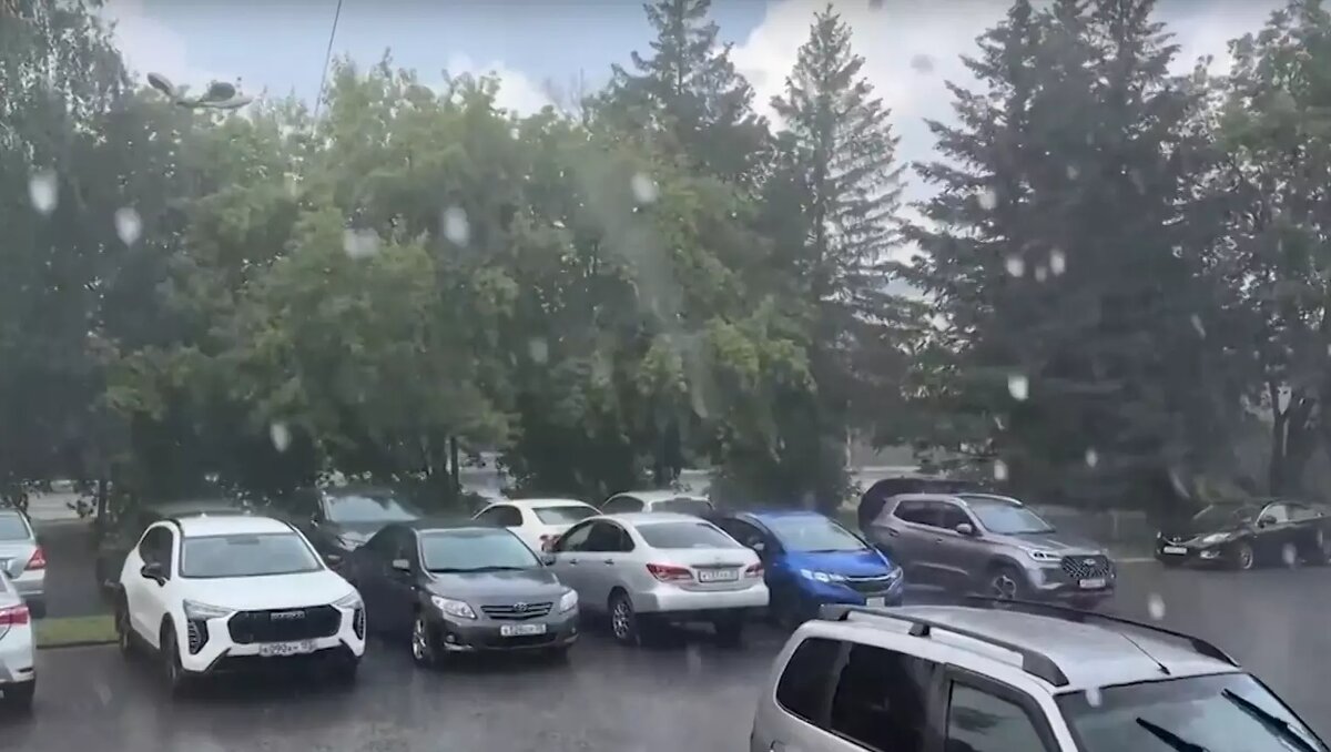 Непогода затопила Омск: очевидцы публикуют видео затопленных улиц. Источник: соцсети