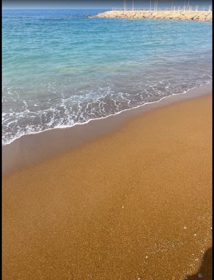 Такой необычный цвет песка, не зря отель называется золотой остров. 