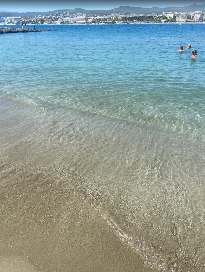 Вода чистая и очень теплая, если верить Яндексу 29 градусов. На территории отеля градусник не обнаружили. 