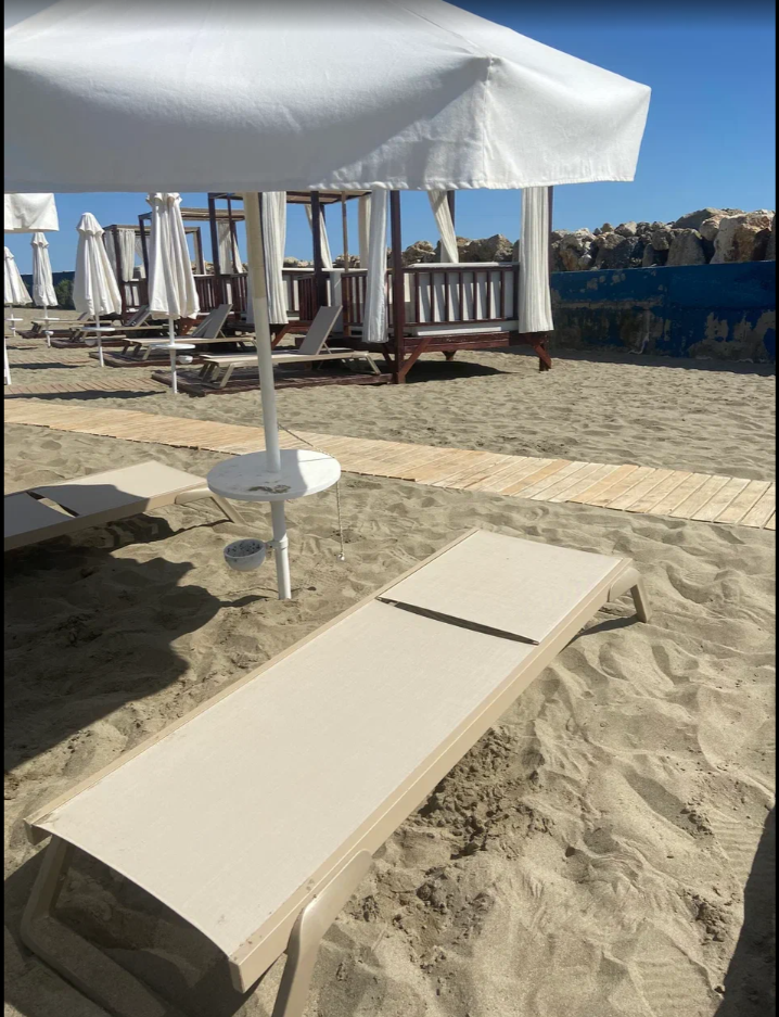 Лежаки без матросов, но лежать удобно и песок легко стряхивать. 