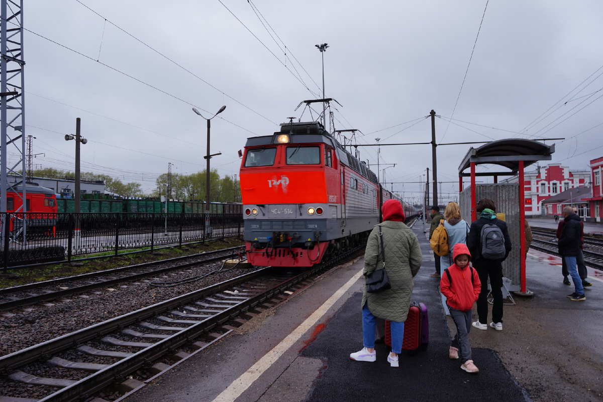 Соблазн уехать из Вологды в ночь и рано утром выйти в Москве легко пресекся мыслью о том, что ночевать мы там будем у друзей. А приезжать в гости около семи утра как-то странно.