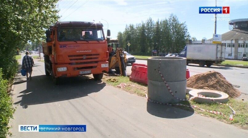  В Великом Новгороде на участке от железнодорожного переезда улицы Нехинская до кольцевой развязки проспекта Мира начат ремонт дорожного полотна.