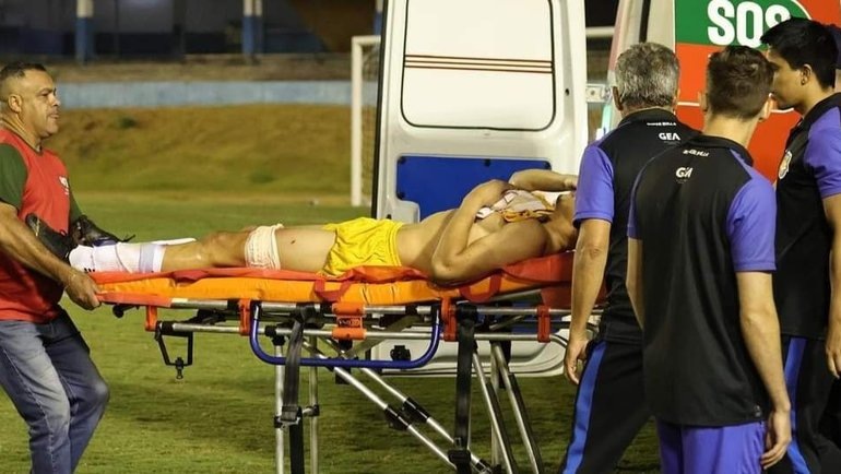    Рамон Соуза увозят в больницу после выстрела в ногу.ФК «Гремио Анаполис»