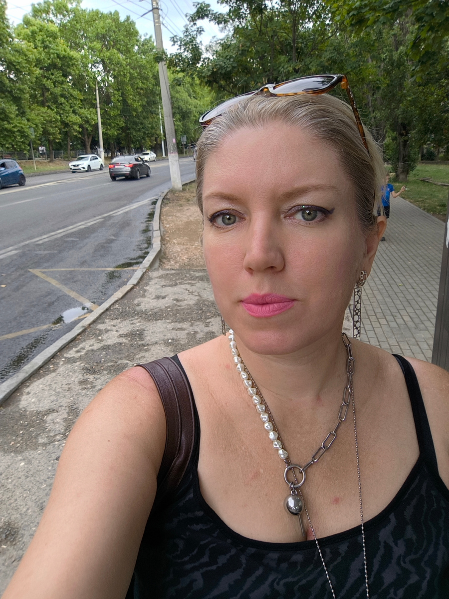 Еду в кино. На улице в тени +32