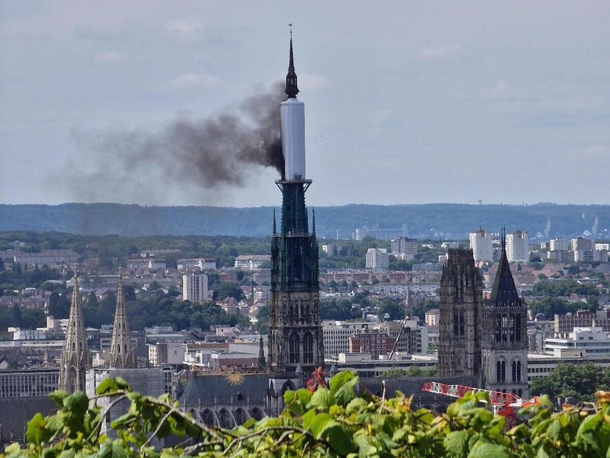    Пожар в Руанском соборе на севере Франции© AFP 2024 / PATRICK STREIFF