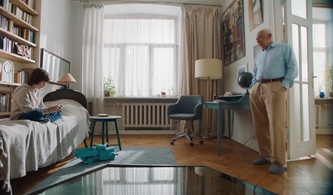 Дедушка пробует отвлечь внука от телефона