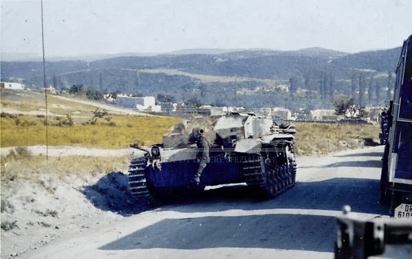 Перед нами Sturmgeschütz III, в просторечии Штуг III. Как утверждает автор(https://dzen.ru/a/XZIfIubo7wCxW7Ef) позаимствованной фотокарточки, ландшафт на заднем плане позволяет привязать место съемки в районе Симферополя-Бахчисарая.