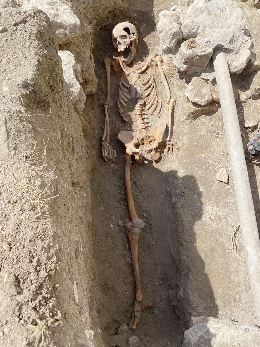 На фото останки солдата немецкой армии времен Великой отечественной войны, обнаруженные археологами в районе Персидского сада дворцового ансамбля Бахчисарайского музея-заповедника, точнее справа от общественного туалета в 2 м от оборонительной стены. При нем был жетон военнослужащего немецкой армии. 