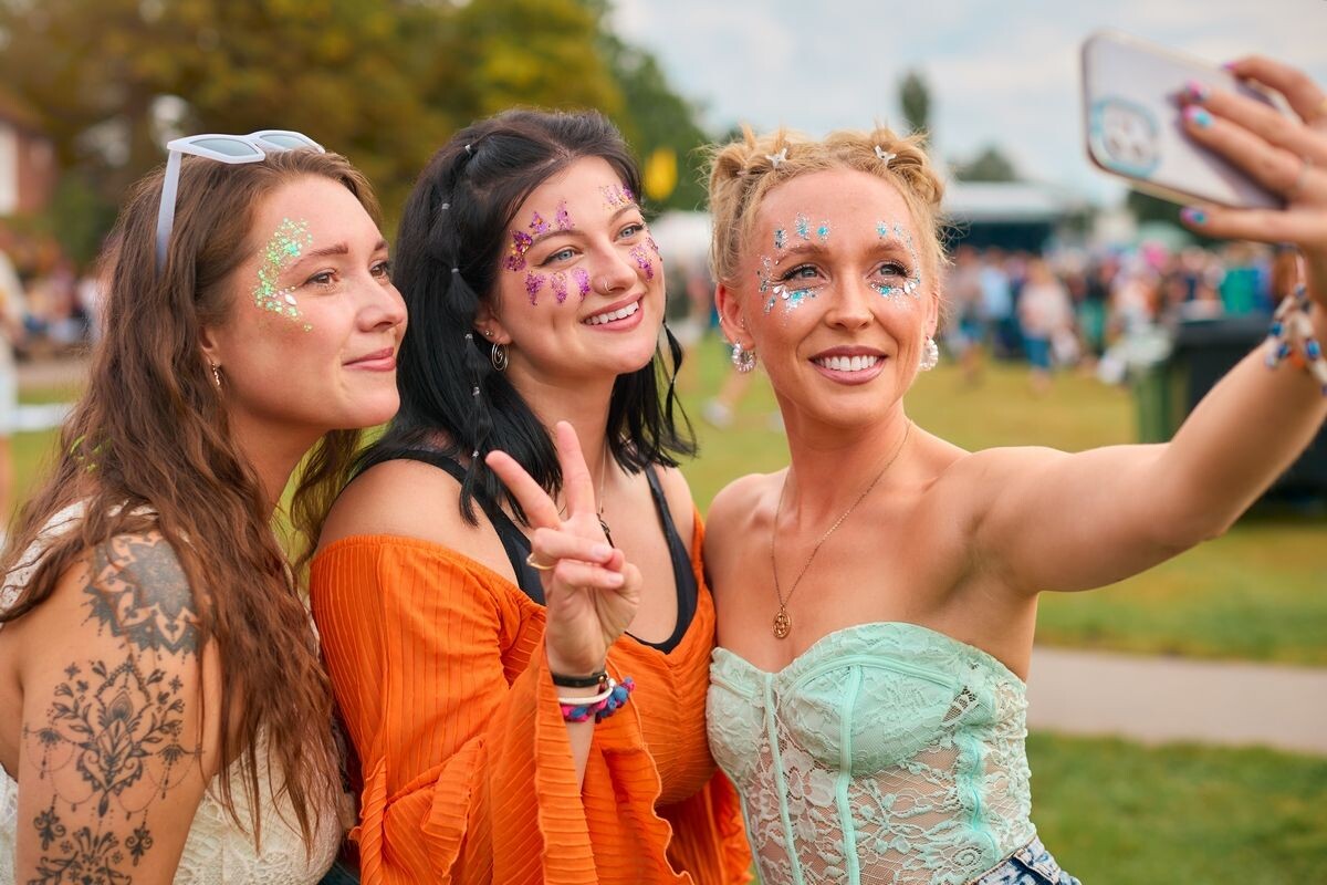 С блестками любой макияж заиграет новыми красками! Источник: Shutterstock📷
