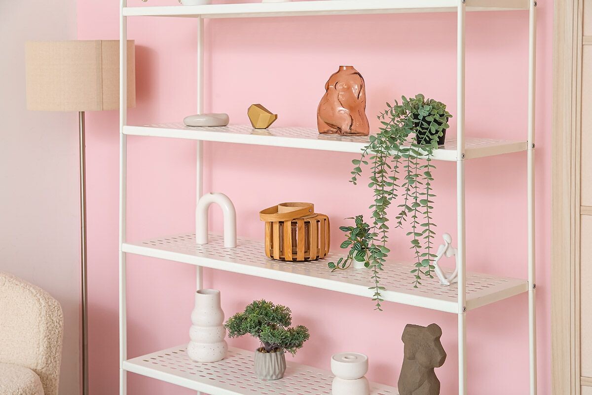 Нежно-розовый сочетается с молочным и другими пастельными оттенками. Источник: Shutterstock📷
