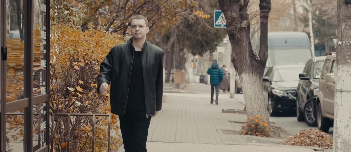

После того, как на YouTube появилось видео, где к Папичу в магазине подходит фанат за автографом, многие начали считать Виталия огромным амбалом. Сам же себя Артас таким не считает и говорит что у него средний рост и вес- 182 см и 78 кг. На самом деле рост Папича превышает средний рост мужчины по миру - 165 см и превышает средний рост мужчин в Украине - 175 см, но совершенно точно то, что великаном Виталий не является.