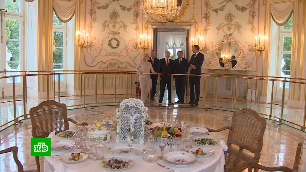 [ Смотреть видео на сайте НТВ ] Президент РФ Владимир Путин посетил дворцово-парковый комплекс «Ораниенбаум», завершая рабочую поездку в Санкт-Петербург.