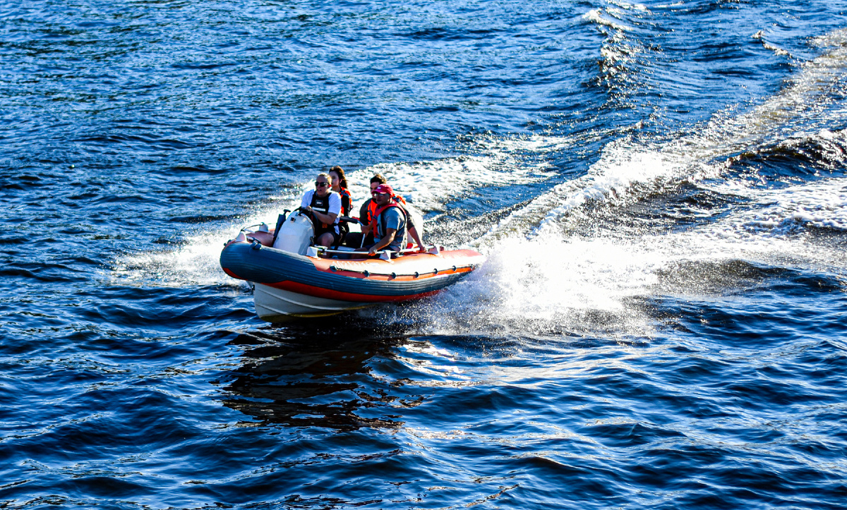 Водная прогулка по Неве на быстроходной лодке.