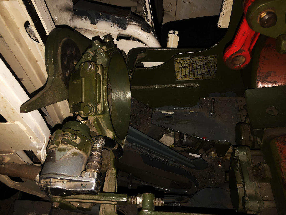 Элементы механизма удаления поддонов. Внизу- окно выдачи кассеты с элементами выстрела из вращающегося транспортера АЗ.